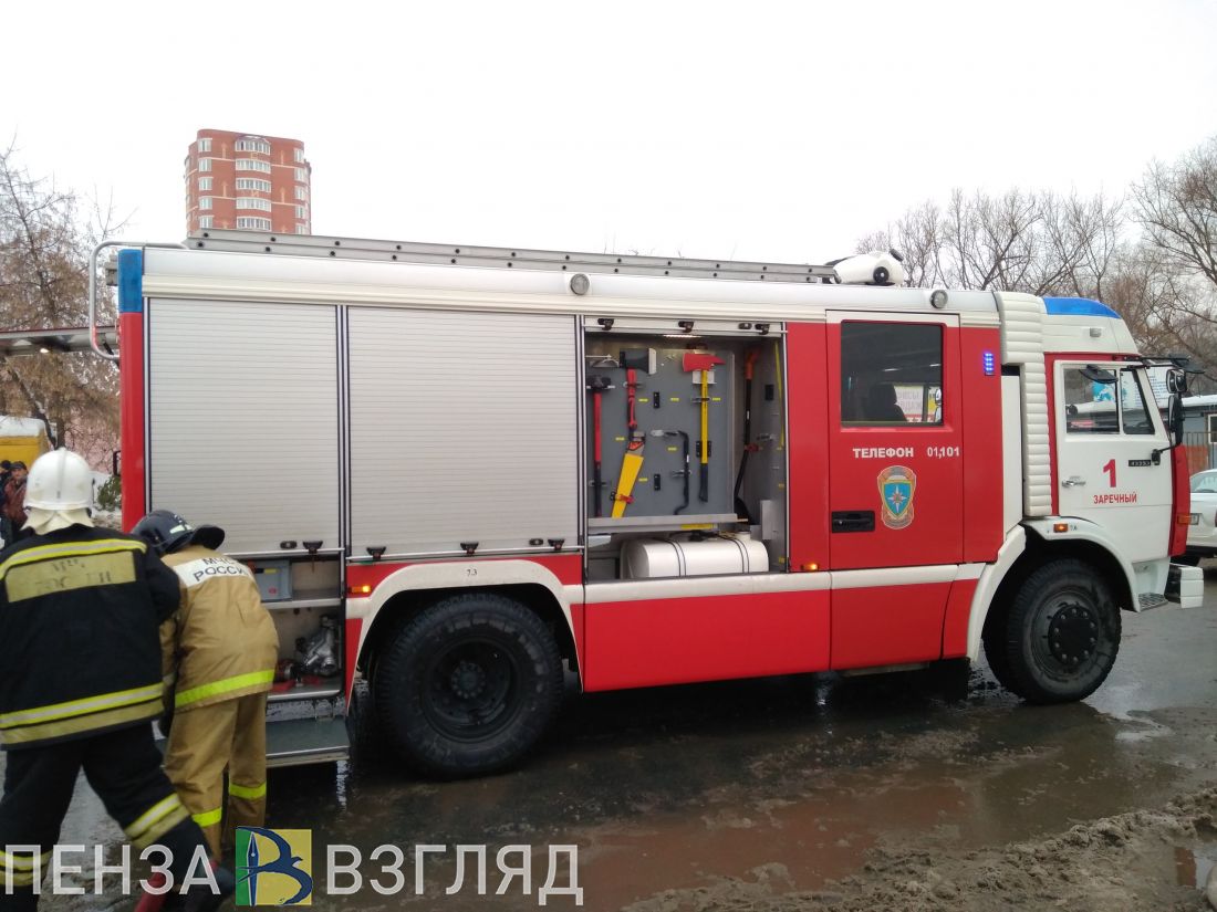 Под Пензой вспыхнули металлический вагончик и «УАЗ»