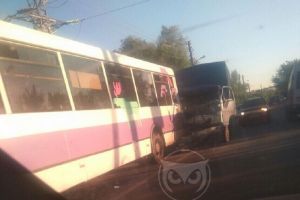 В Пензе в результате столкновения с автобусом расплющило кабину грузовика