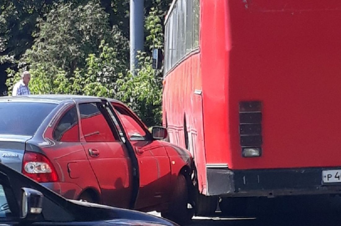 В центре Пензы легковушка врезалась в автобус. Фото