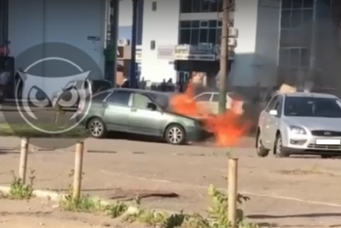 Очевидцы сняли горящую в центре Пензы «Ладу» на видео