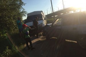 На улице Чаадаева в Пензе легковушка и фургон врезались на обочине