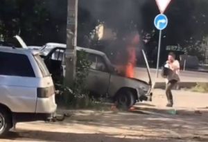 На улице Ленина в Пензе горит легковой автомобиль. Видео