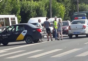 На улице Карпинского в Пензе в аварию попали три автомобиля. Фото