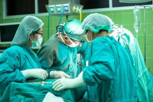 Врачи пензенской больницы восемь часов пришивали палец школьнику