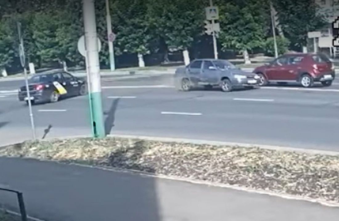 Опубликовано видео момента аварии на улице Карпинского в Пензе с участием «Яндекс такси»