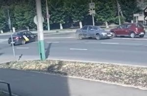 Опубликовано видео момента аварии на улице Карпинского в Пензе с участием «Яндекс такси»