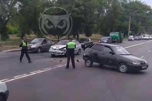 На место аварии на улице Калинина в Пензе прибыла «скорая помощь». Фото