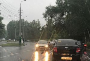 На улице Захарова в Пензе в дождь столкнулись две легковушки. Видео