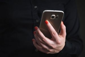 На улице Экспериментальной девушка «отжала» у пензячки телефон