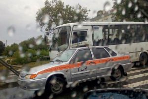 На улице Гагарина в Пензе автобус снес светофор