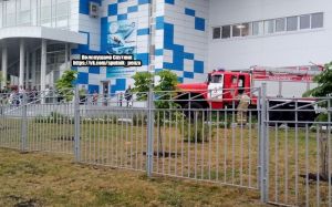 В Городе Спутник пожарные экстренно прибыли к ФОК «Дельфин». Фото