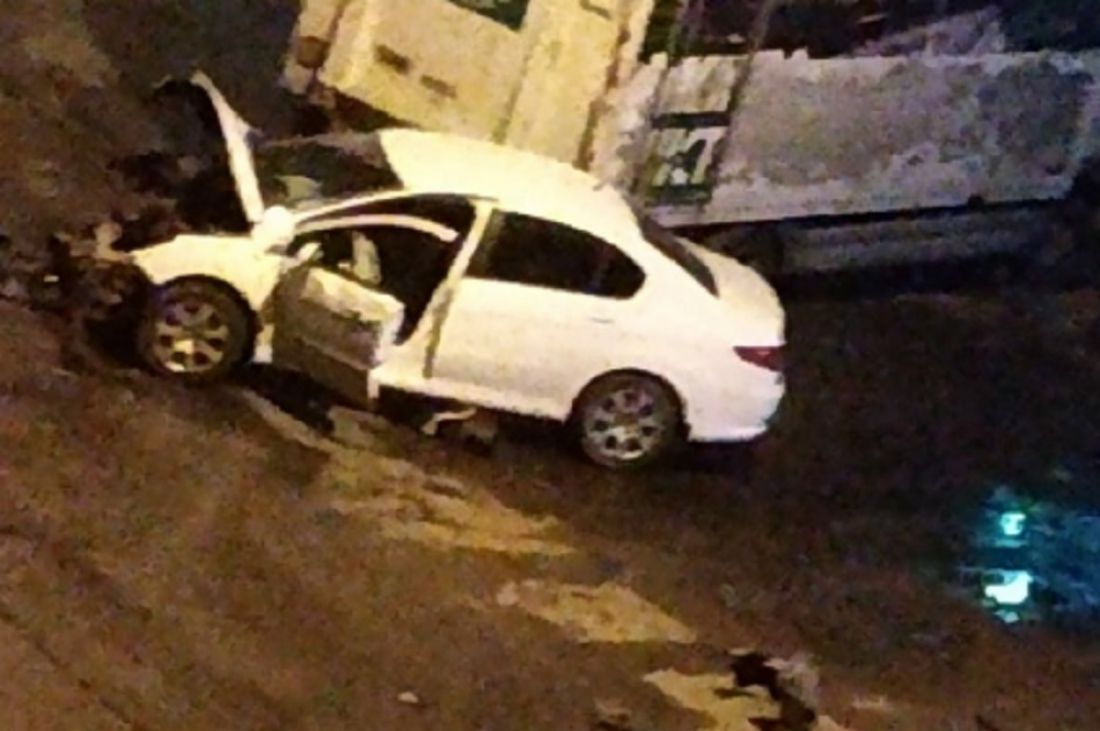 Ночью в Пензе легковушка влетела в открытый колодец и снесла себе «нос». Фото