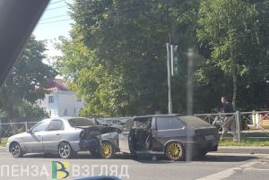 На проспекте Победы в Пензе четыре автомобиля и автобус попали в массовую аварию. Фото