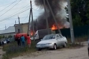 В Кузнецке Пензенской области рядом с мебельной фабрикой горит пилорама. Видео