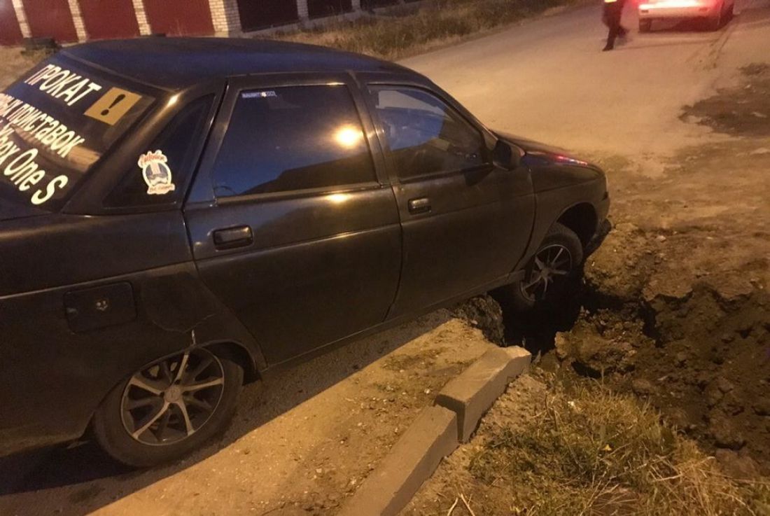 «Когда земля ушла из-под ног». В Пензе легковой автомобиль провалился в расщелину. Фото