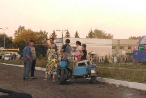 «Его вверх подбросило». В Кузнецке Пензенской области пьяный водитель протаранил мотоцикл с мужчиной. Видео
