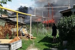 «Барак горит!» Очевидцы публикуют снимки с места большого пожара в Кузнецке