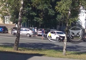 На улице Кулакова в Пензе разнесло переднюю часть «Яндекс Такси»