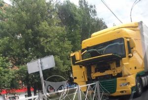 В Пензе грузовик врезался в ограждения