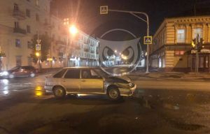 Ночью в центре Пензы в аварию попал автомобиль «Яндекс Такси»