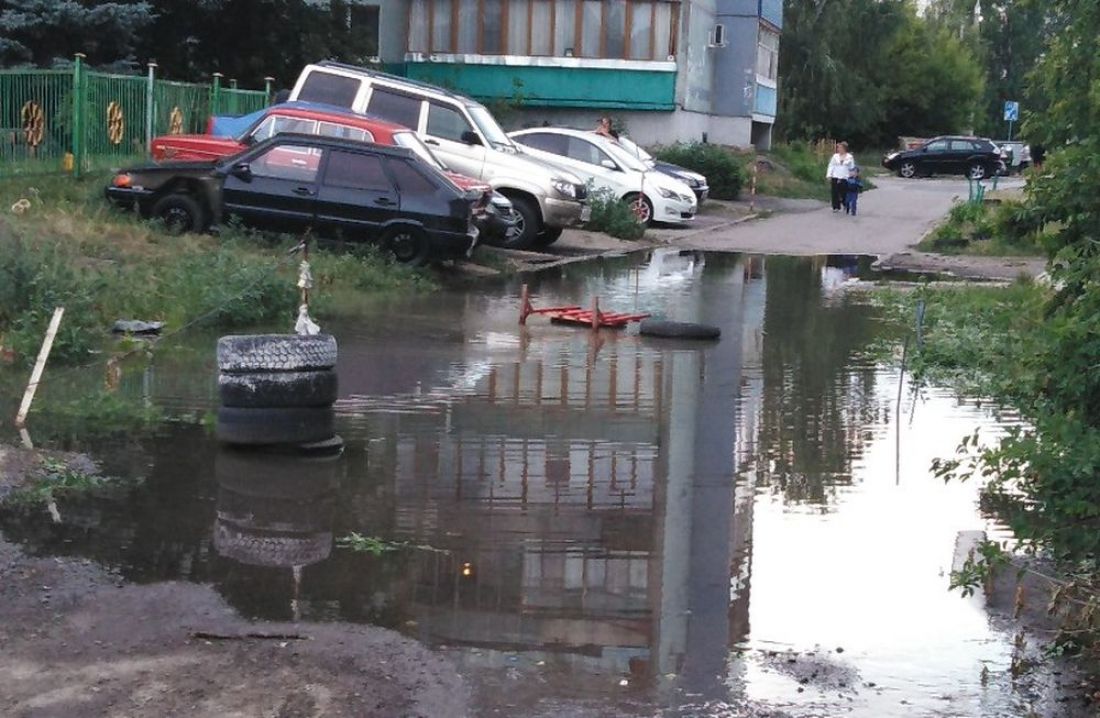 Двор в пензенском Арбеково затапливает водой из канализации. Фото