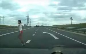 На трассе под Пензой девочка чудом не попала машину. Видео