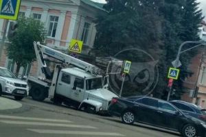 Следом за иномаркой в дыру на Володарского в Пензе угодил грузовик