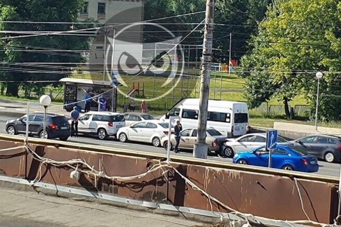 На проспекте Победы в Пензе иномарка собрала три машины в кучу
