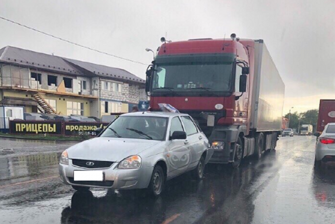 На выезде из Пензы фура въехала в легковой автомобиль