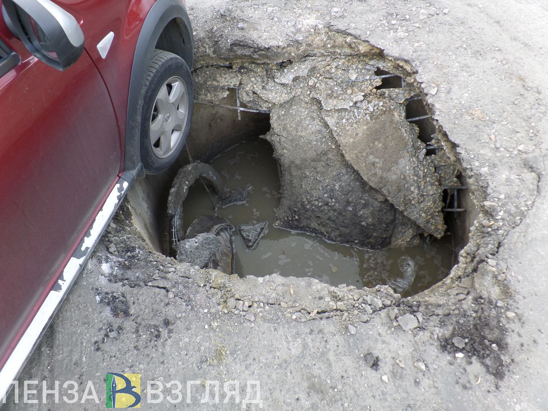 Появились фото и видео с места ДТП в Пензе, где машина провалилась в яму