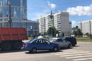 Две «Гранты» устроили аварию на пешеходном переходе в Пензе. Видео