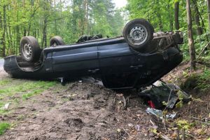 «На ровном месте». Очевидцы публикуют снимки перевернувшейся под Пензой машины