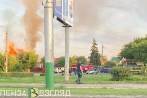 На Шуисте в Пензе 20 пожарных тушили загоревшийся дом