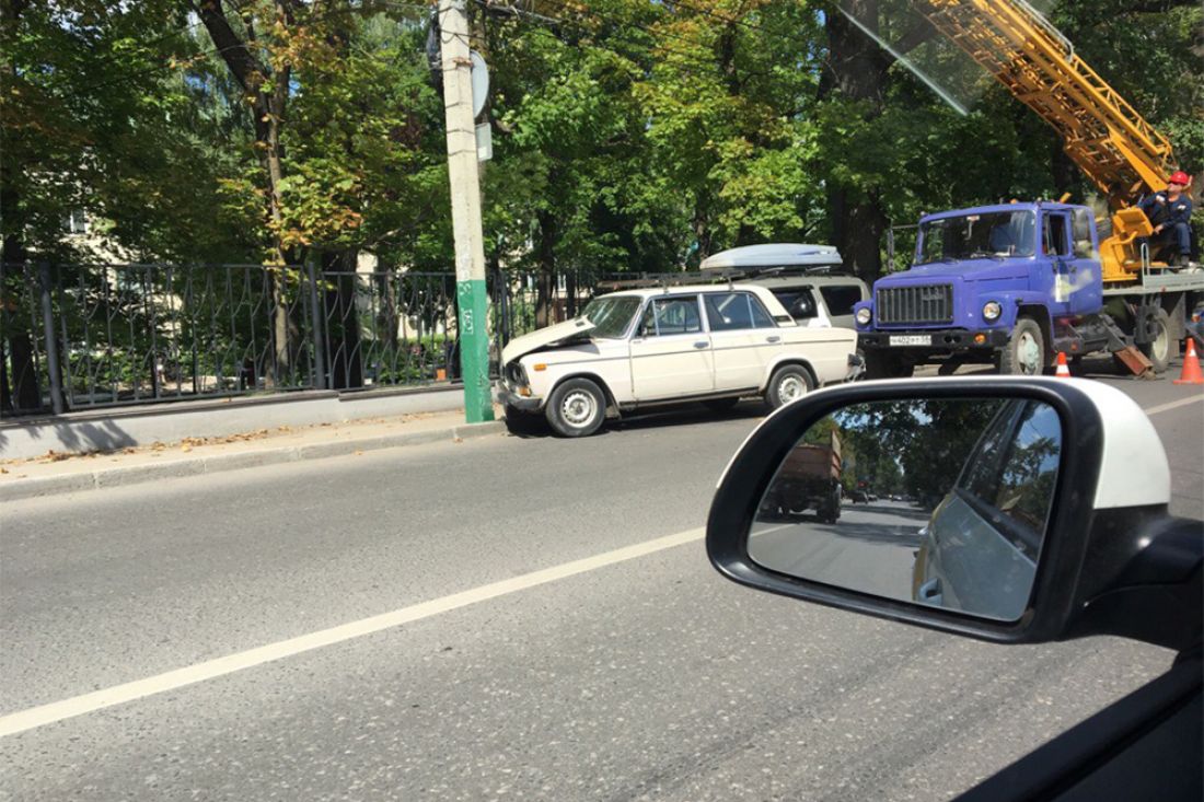 Возле Пединститута в Пензе «шестерка» влетела в столб. Фото
