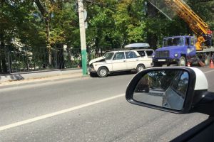 Возле Пединститута в Пензе «шестерка» влетела в столб. Фото