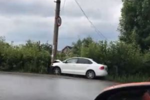 В Пензе возле «Лиры» иномарка жестко врезалась в столб