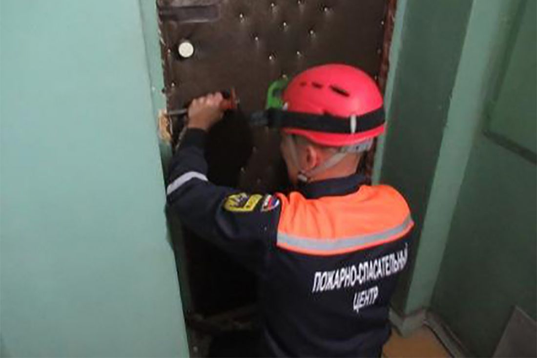 В центре Пензы спасателям пришлось ломать дверь в квартиру