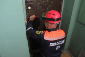 В центре Пензы спасателям пришлось ломать дверь в квартиру