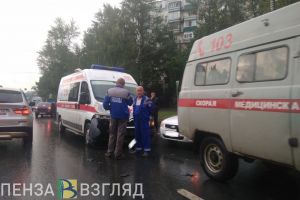 В центре Пензы легковушка влетела в «скорую помощь»