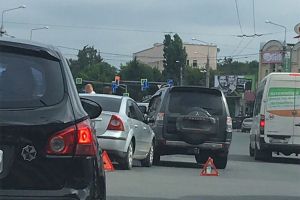 В центре Пензы столкнувшиеся иномарки перекрыли дорогу