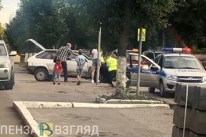 В центре Пензы «ВАЗ» провалился в яму, предназначенную для бордюра