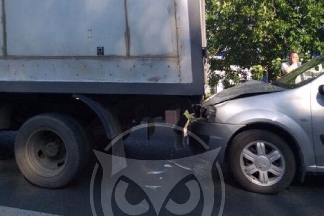 На Севере в Пензе «Priora» прижала легковушку к грузовику
