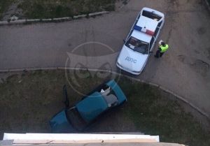 Легковой автомобиль врезался в дом на проспекте Победы в Пензе