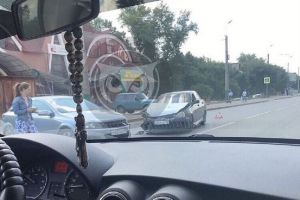 На Южной поляне в Пензе иномарку развернуло после столкновения с «ВАЗом»