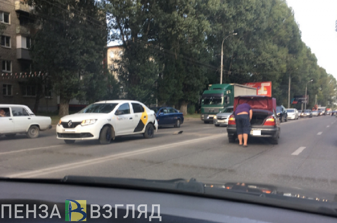 В Пензе из-за аварии с «Яндекс. Такси» перекрыты две полосы дороги