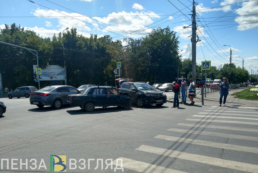 В Пензе отечественная легковушка впечаталась в бок иномарке