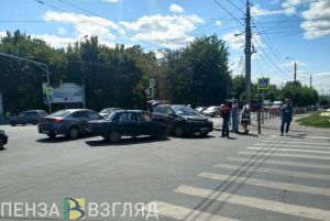 В Пензе отечественная легковушка впечаталась в бок иномарке