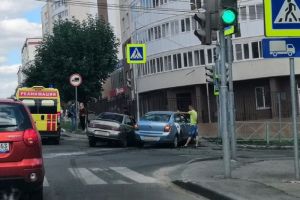 К месту жесткого ДТП на Южной поляне в Пензе приехала реанимация
