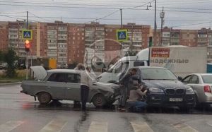 В Пензе раритетный «Москвич-412» протаранил BMW X6. Фото