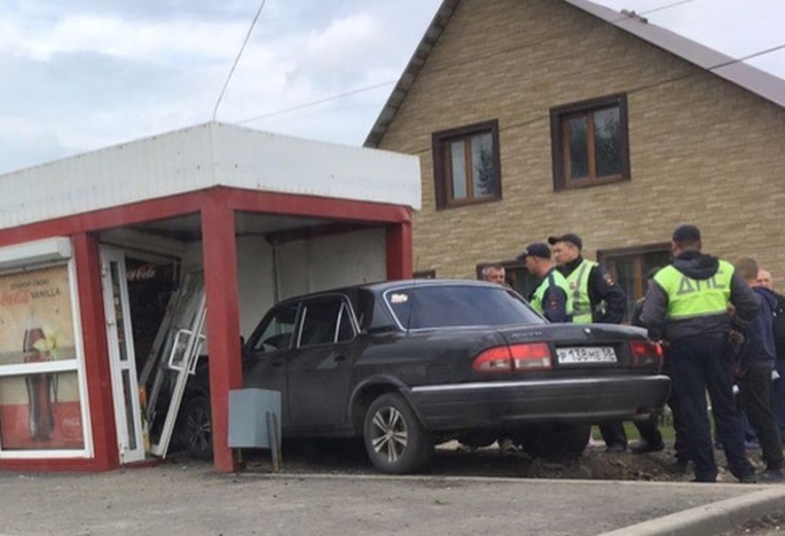 В Кузнецке автомобиль врезался в киоск на остановке